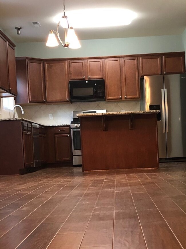 Building Photo - Stunning 3 bedroom, 2 1/2 bath 2 story home