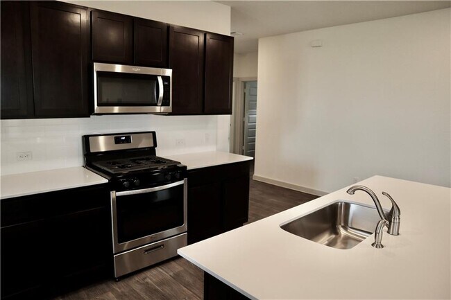 Foto del edificio - 402 Barton Creek Ln