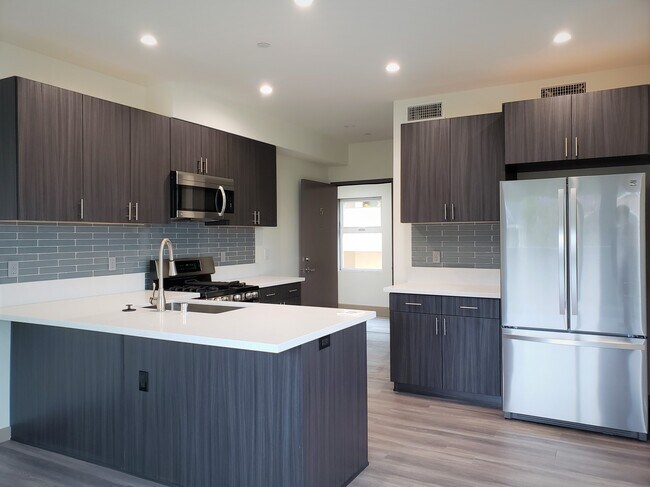 Building Photo - 318 N Wilton Pl