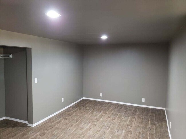 Building Photo - 5775