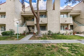 Building Photo - 810 N Sloan Ln