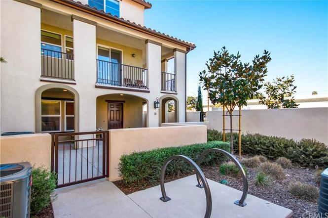 Corner Unit - 1530 W 1st St