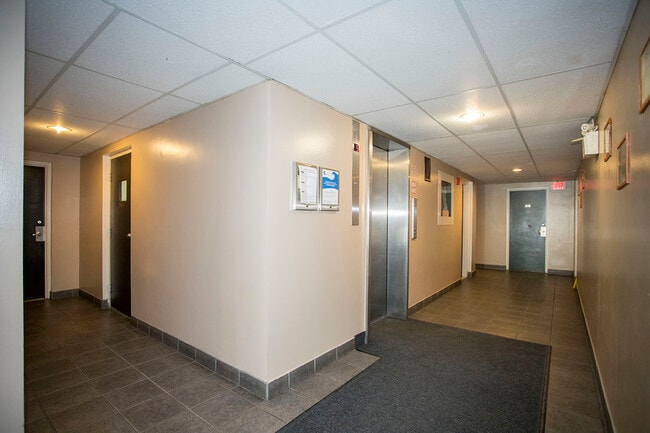 Photo du bâtiment - Sun Ray Manor Apartments