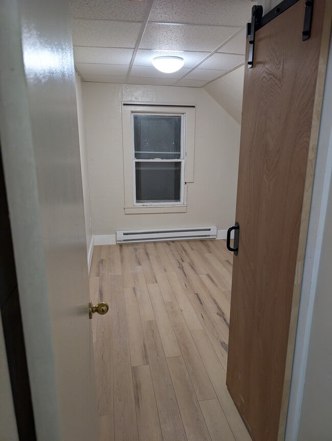 Dormitorio nuevo, parte trasera - 212 Howard St