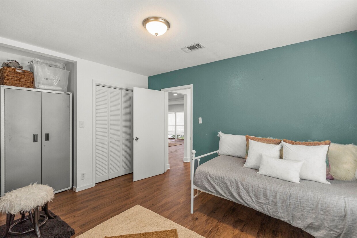 Foto del edificio - 5808 Community Dr