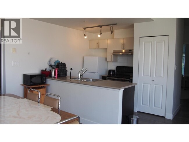 Building Photo - 5692 Kings Rd