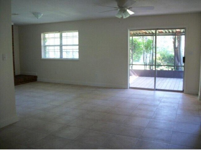 Building Photo - 623 Spencer Dr