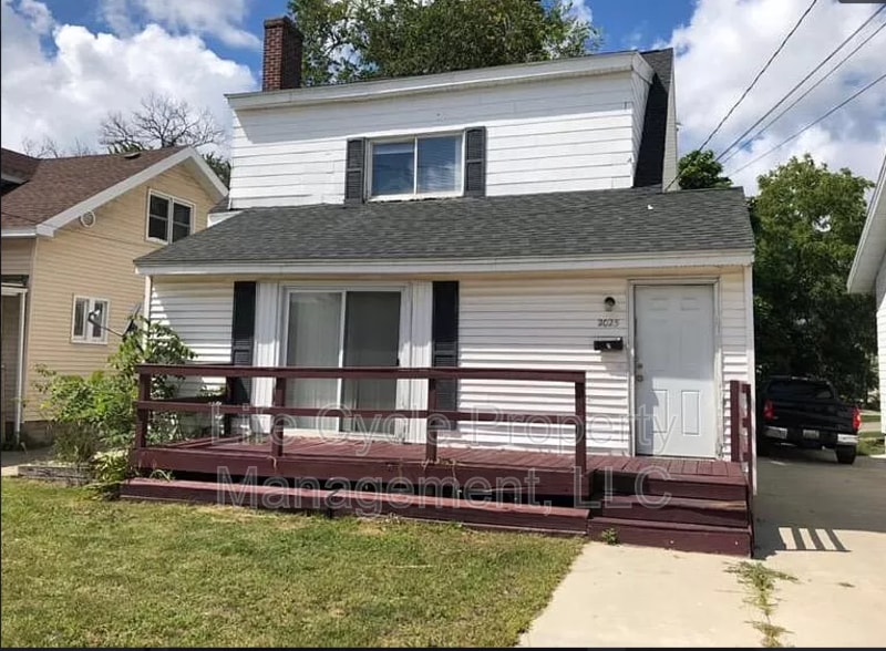 Primary Photo - 2025 Plainfield Ave NE