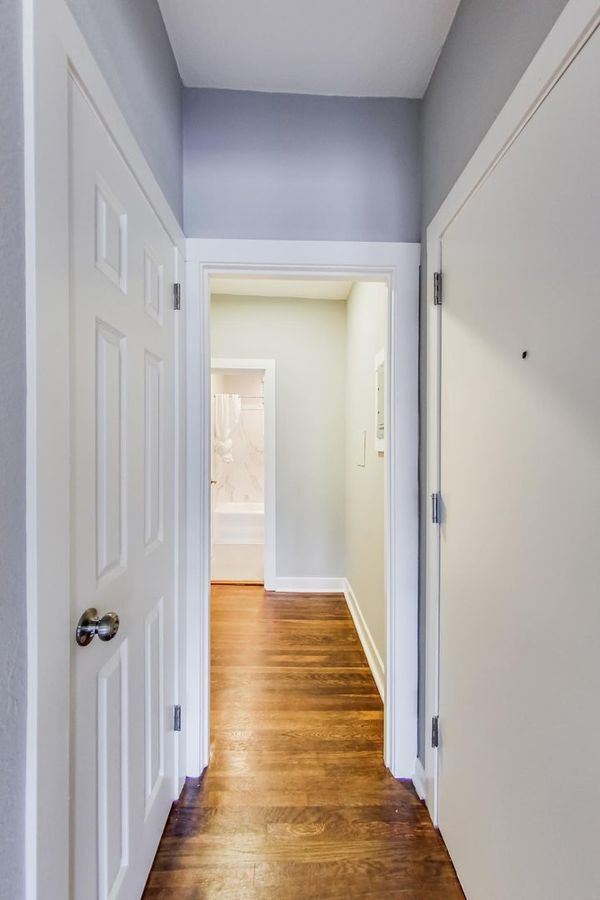 Building Photo - Pet Friendly Remodeled Studio Available Now!