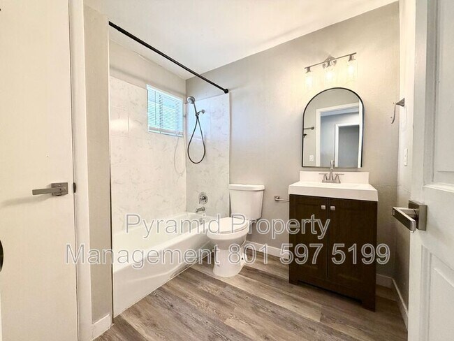 Building Photo - 680 E Malibu Dr