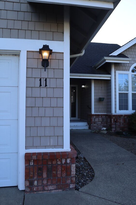 Primary Photo - 11 Mariners Ln