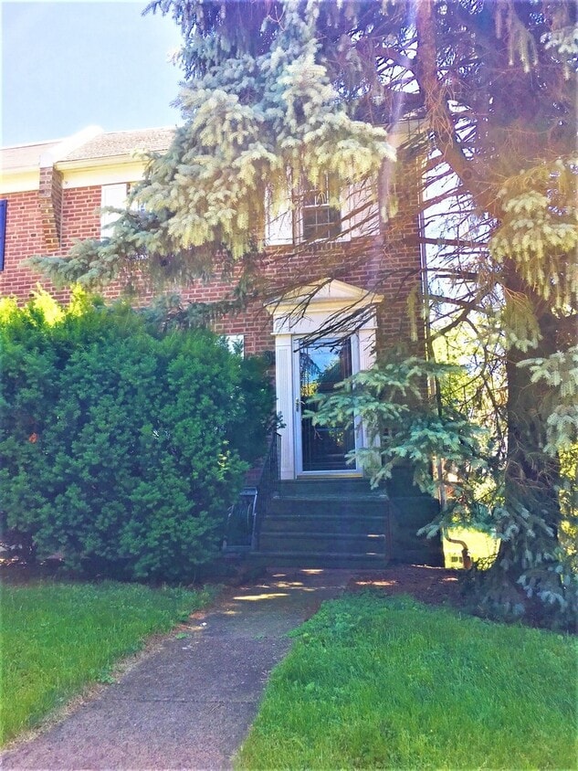 Primary Photo - Lovely 3-Bedroom Townhouse in Drexel Hill!...