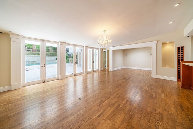 Building Photo - 4bd+bonus/5.5ba with 3 bedrooms +bonus on ...