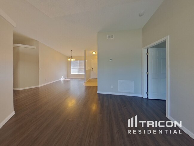 Foto del edificio - 15115 Margaux Dr