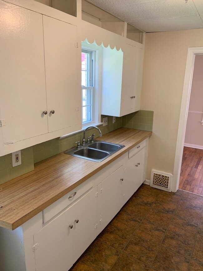 Building Photo - Near School and Downtown - 2 Bedroom & 1 Bath