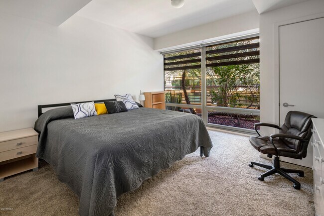 Building Photo - 7137 E Rancho Vista Dr
