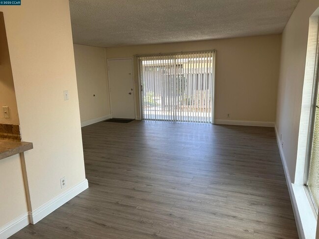 Foto del edificio - 5451 Roundtree Pl