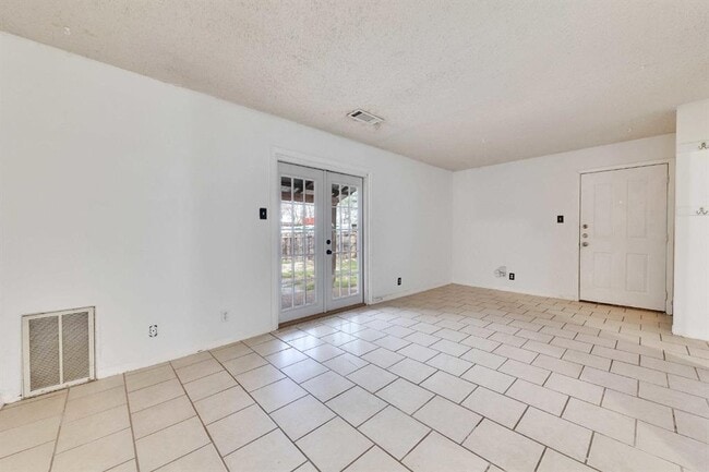 Building Photo - 2801 Skyway Cir