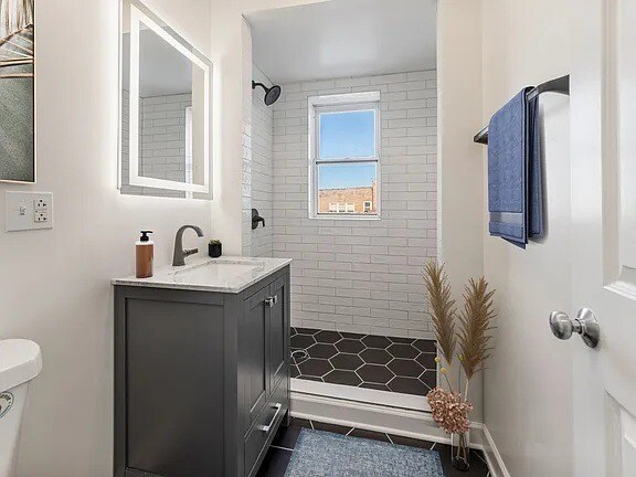 Building Photo - Renovated 2 bed 2 bath Lincoln Square Apartment!