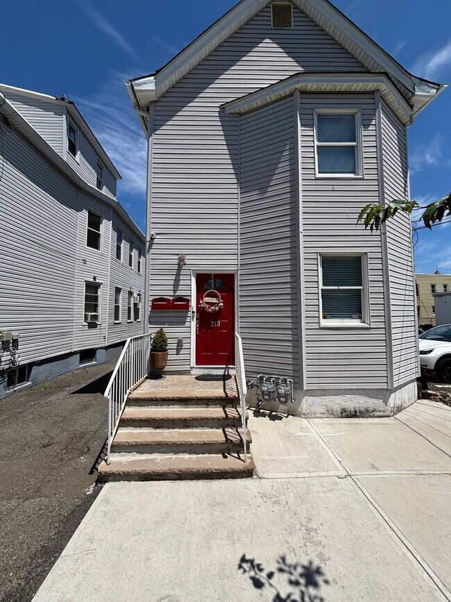 Building Photo - 213 Lakeview Ave