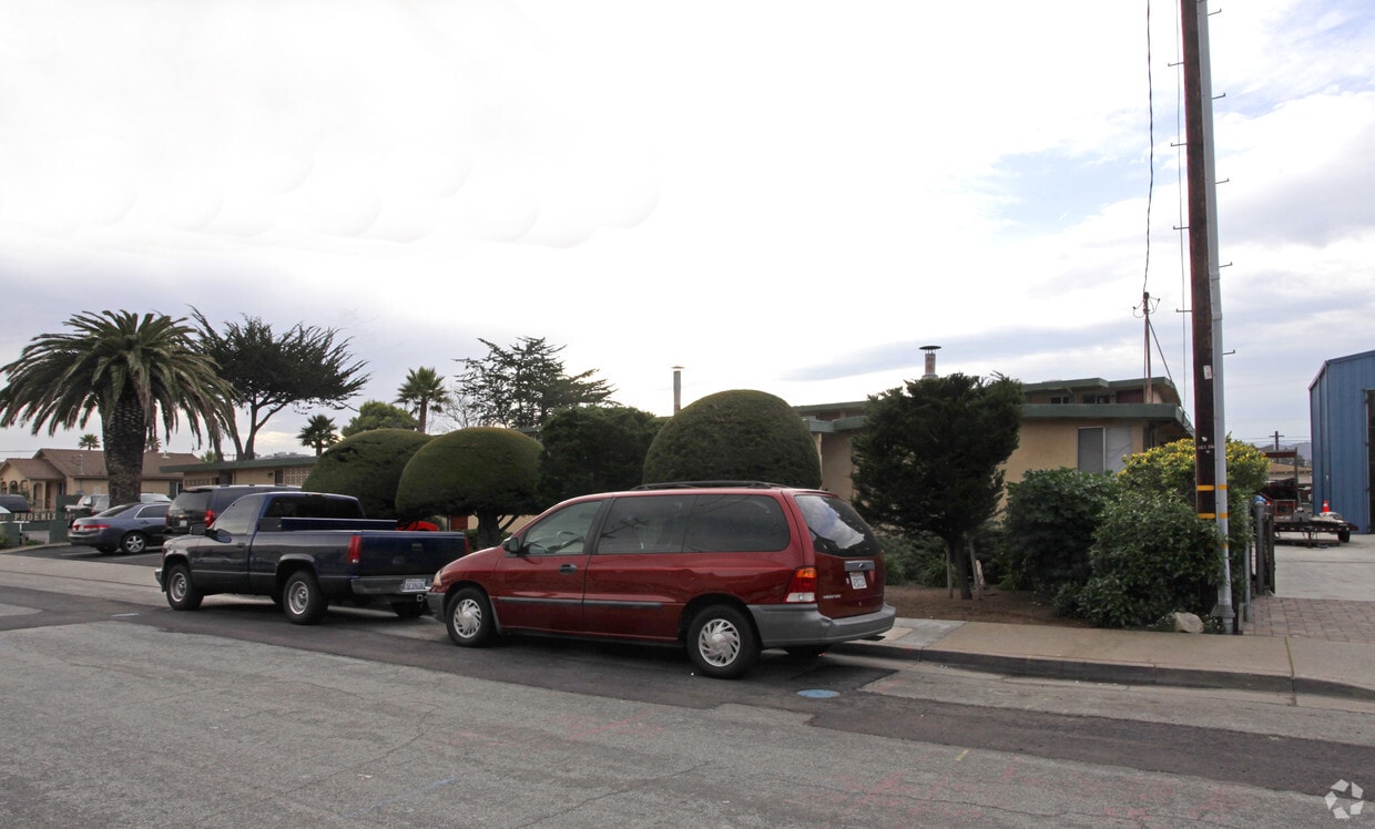 Building Photo - 1132-1136 Phoenix Ave