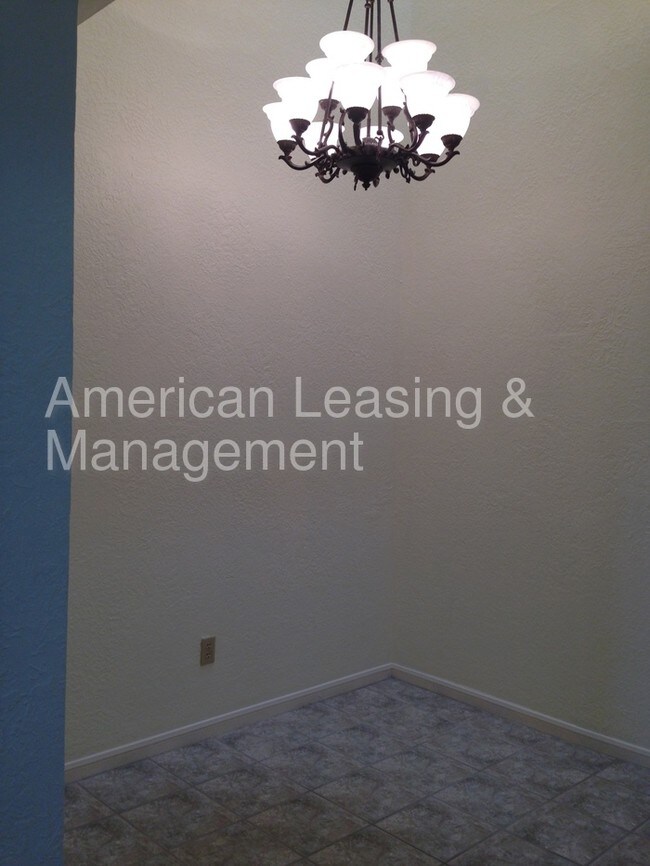 Building Photo - 1620 Wellington Pl