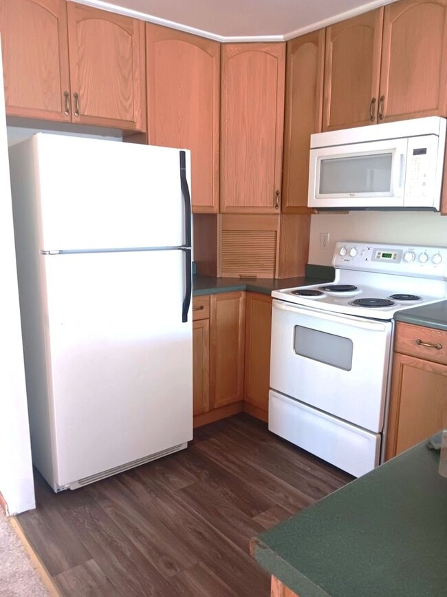 Foto del edificio - WEST SIDE - SPACIOUS TWO STORY 3 BED/2.5 BATH DUPLEX!