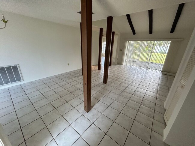 Building Photo - 1429 Dogwood Dr