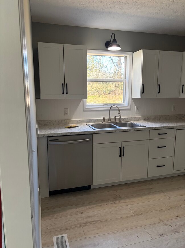 Building Photo - 41 Roberts Ln