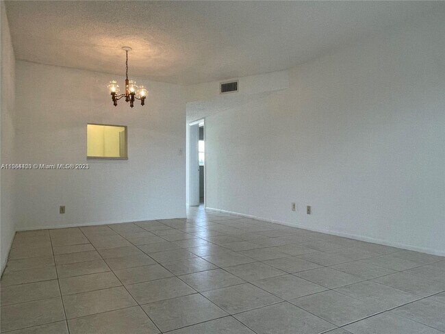 Building Photo - 8020 N Colony Cir