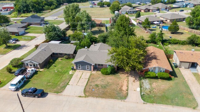 Building Photo - Bright and Spacious 5-Bedroom Home in Midw...