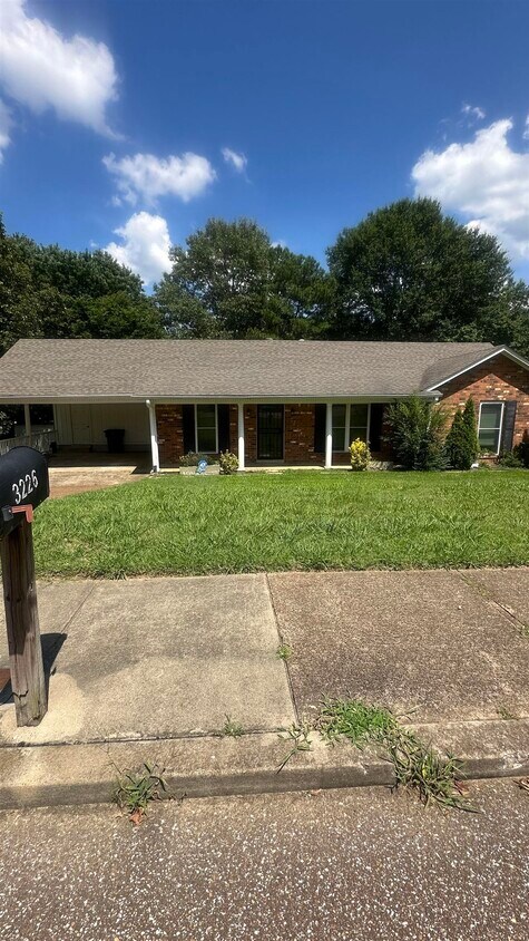 Primary Photo - 3226 Sycamore View Rd
