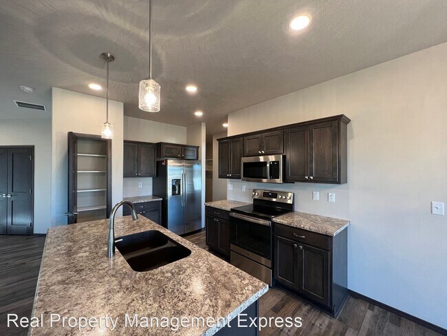 Building Photo - 2 br, 2 bath House - 4408 E Leubecher Place