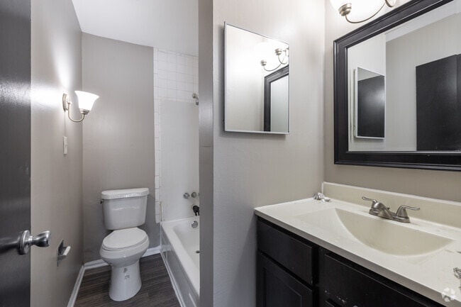 1 habitación, 1 baño - 575 pies cuadrados - Baño - Emerald Crossing