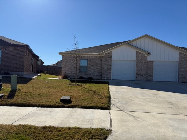 Foto del edificio - 5415 Rose Gdn Lp