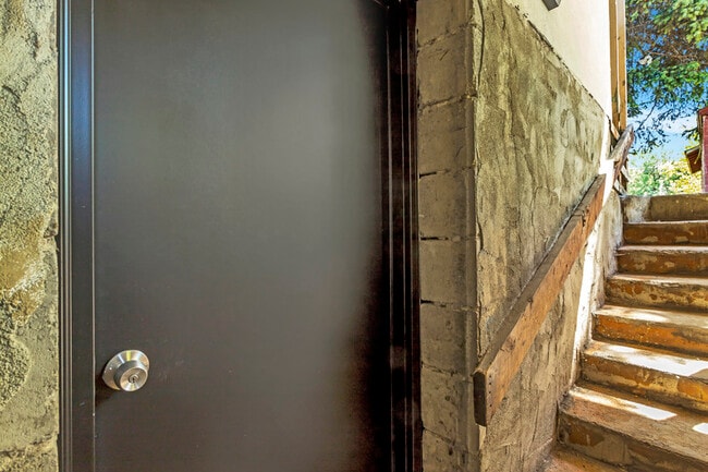 Building Photo - 690 600 W