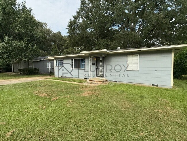 Foto del edificio - 3030 Oak Forest Dr