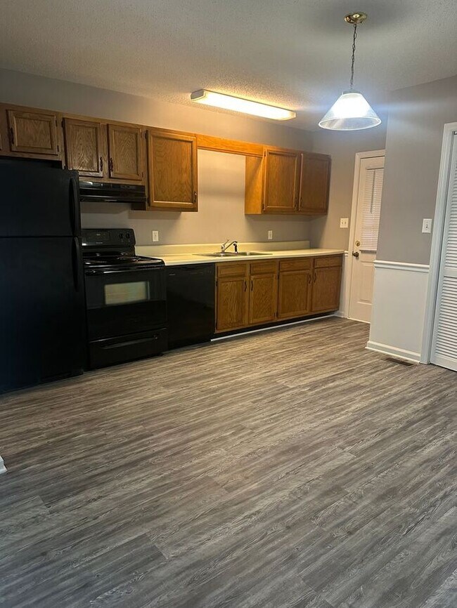 Building Photo - COMING MAY 2023 Shelton Place, 2 bedrooms ...