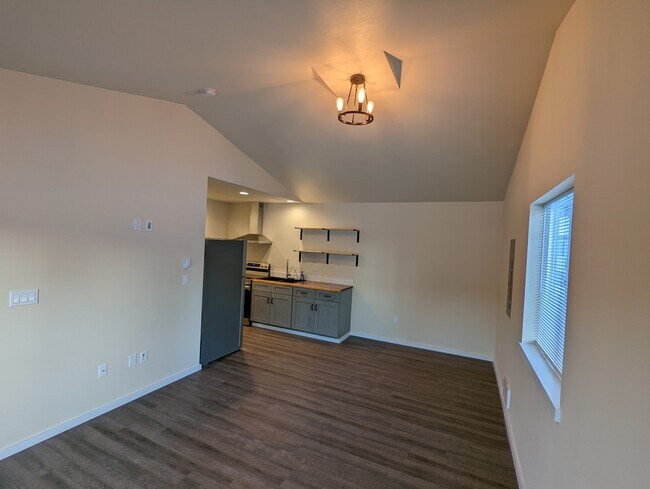 Building Photo - 1135 W 19th St