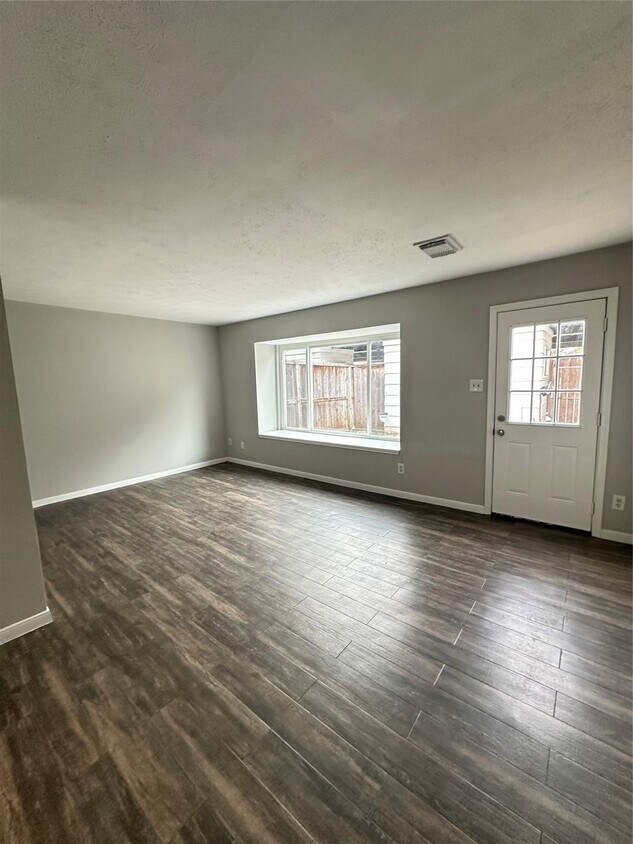 Foto principal - 7335 Chasewood Dr