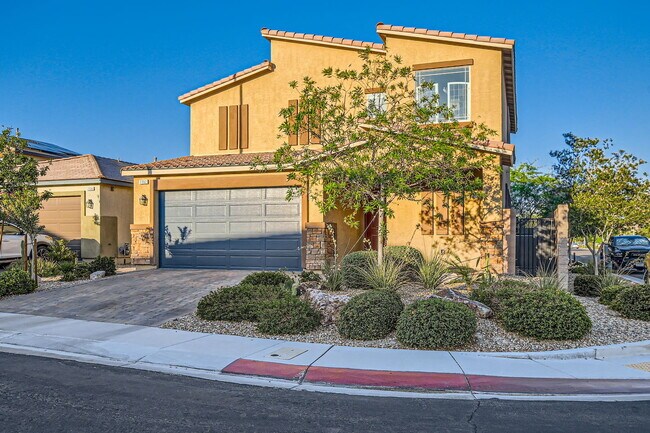 Foto del edificio - GATED 2-STORY HOME!