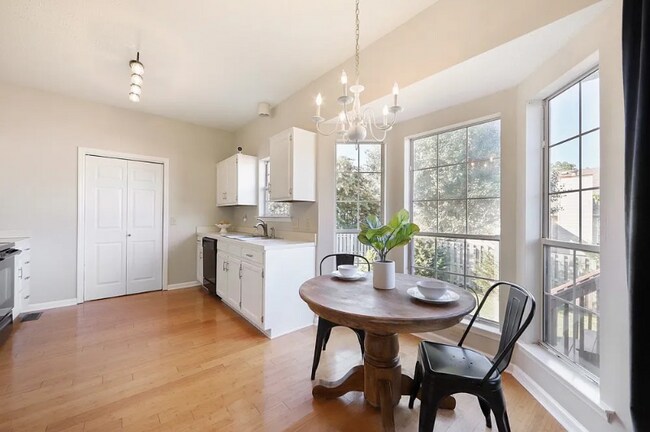 Building Photo - 404 Crestfield Ct