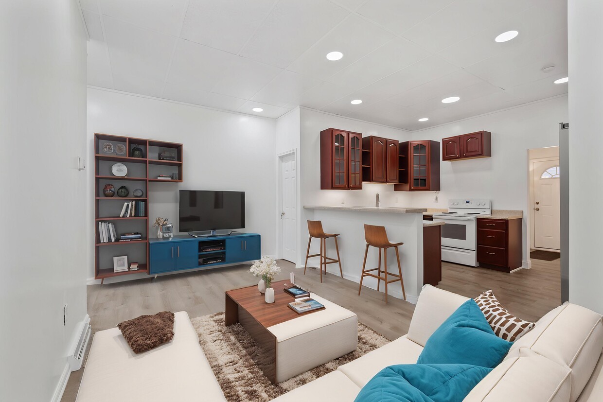 LR\Kitchen with furniture - 2500 Sarah St