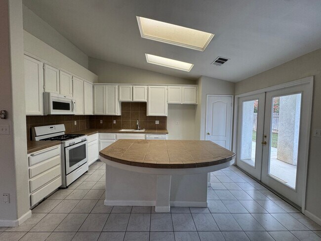 Foto del edificio - Spacious SW Bakersfield home!