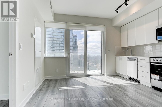 Building Photo - 15 Ellerslie Ave