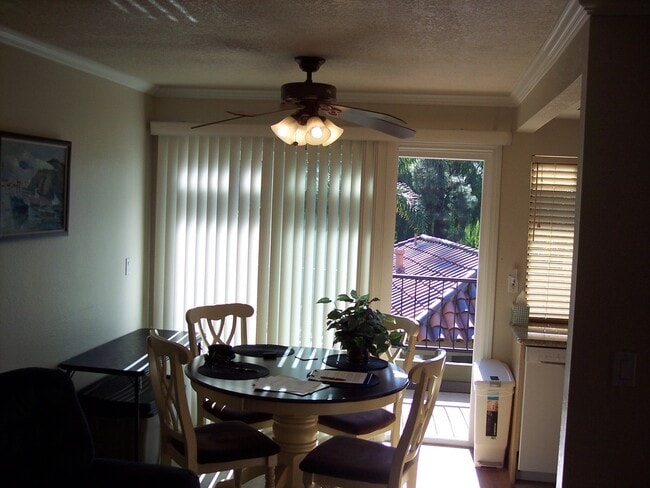 Building Photo - Upstairs 1 Bed/1 Bath Condo in Del Cerro!
