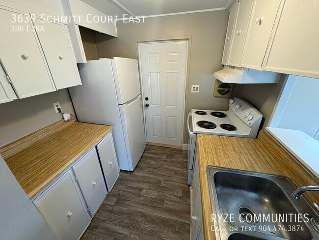 Foto del edificio - 3639 Schmitt Ct E