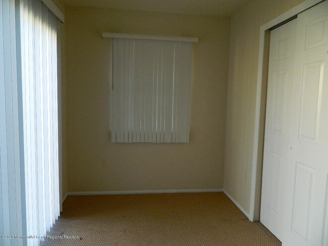 Building Photo - 32 Ivy Ridge Close