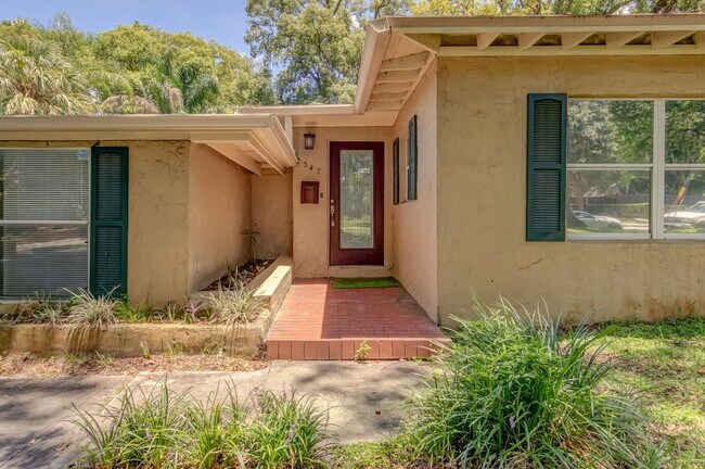 Building Photo - Charming 3bed / 3bath Home located on Lake...