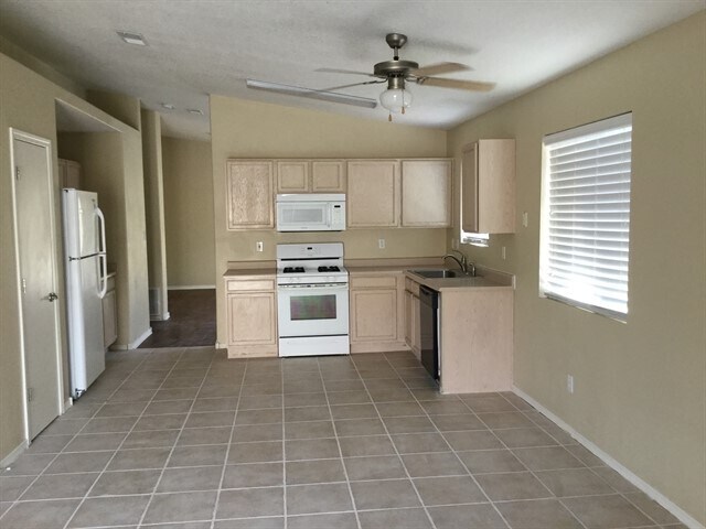 Foto del edificio - 10743 Stone Hollow Pl NW